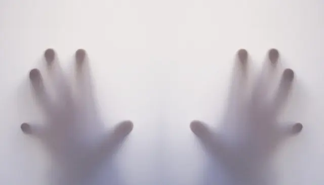 Cómo crear luces espectrales para una decoración de Halloween impresionante