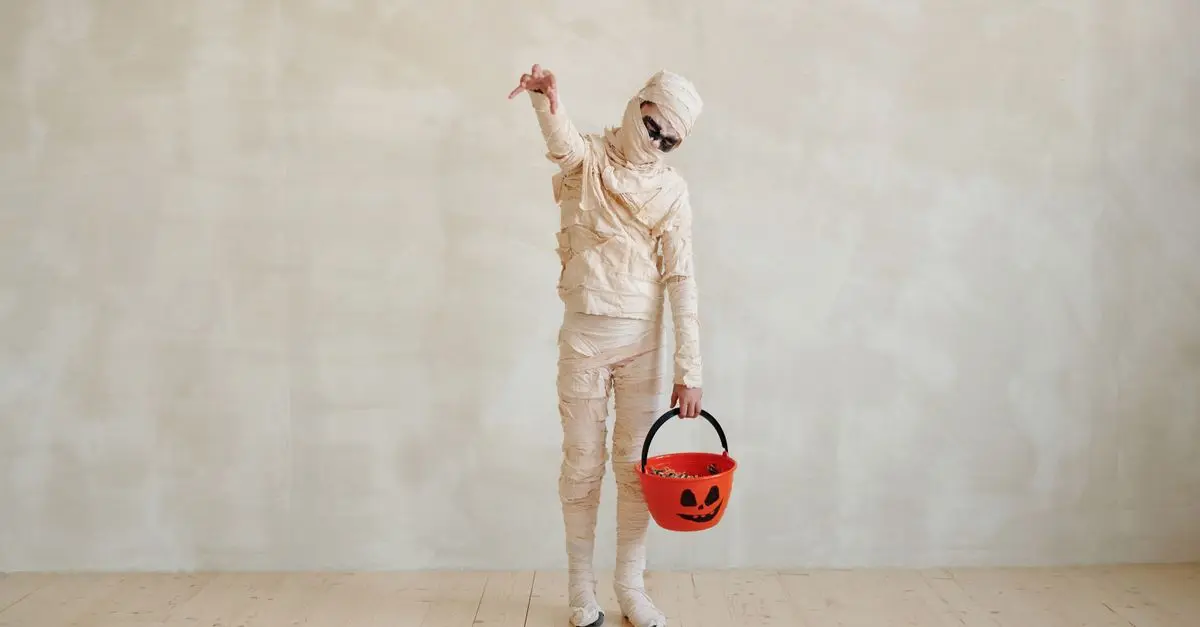 Cómo hacer un disfraz de momia impactante para Halloween