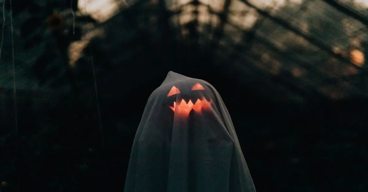 Cómo hacer un disfraz de fantasma aterrador para Halloween