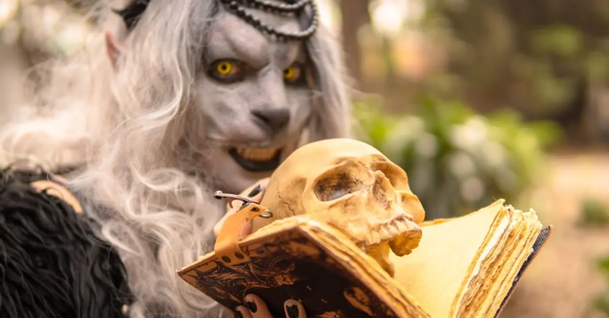 Cómo hacer un disfraz de hombre lobo aterrador para Halloween