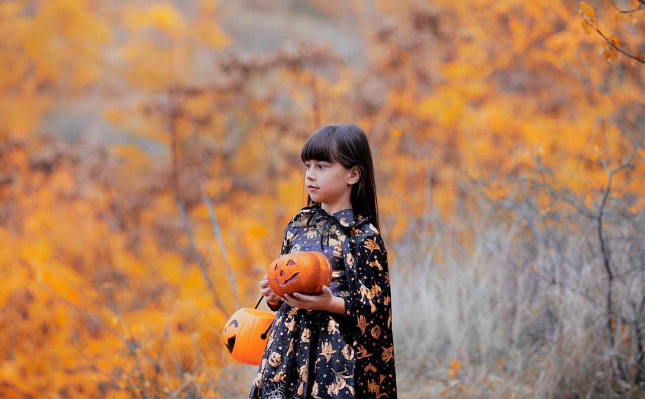 Cómo hacer un disfraz de bruja aterrador para Halloween